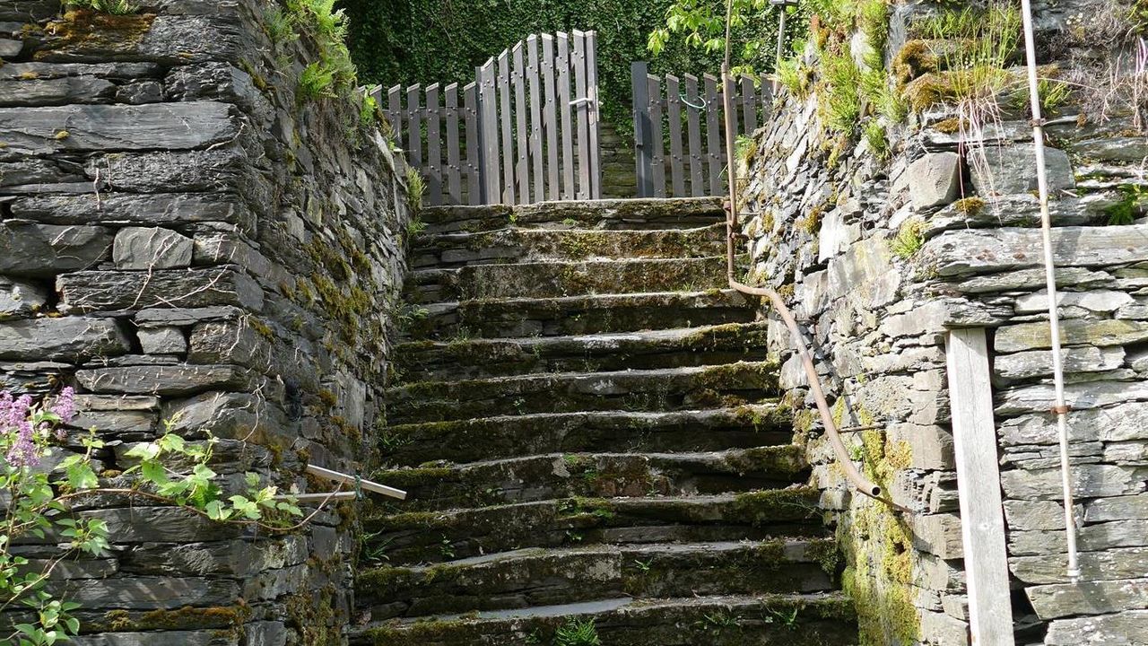 Wasserkraftwerk Außenanlage Steintreppe Wasserkraftwerk Außenanlage Steintreppe